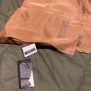 🌺Moschino beautiful silk taupe scarf